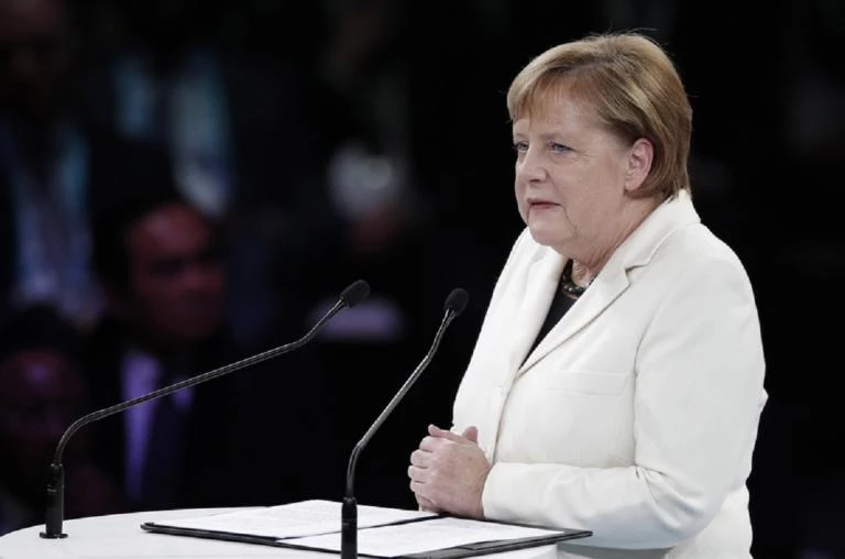 Υπέρ της δημιουργίας ενός αληθινού ευρωπαϊκού στρατού και η Μέρκελ!